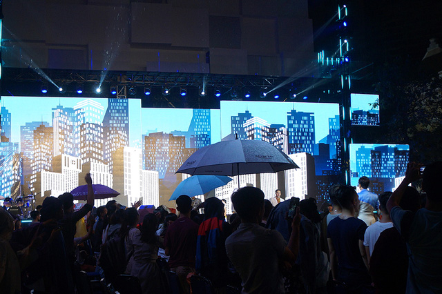 Sự cố trời mưa c&oacute; thể n&oacute;i l&agrave; điều đ&aacute;ng tiếc cho chương tr&igrave;nh khi kh&aacute;n giả kh&ocirc;ng thể theo d&otilde;i trọn vẹn phần tr&igrave;nh diễn của c&aacute;c tiết mục thời trang v&ocirc; c&ugrave;ng hấp dẫn lần đầu ti&ecirc;n được tổ chức rất quy m&ocirc; tại TPHCM.