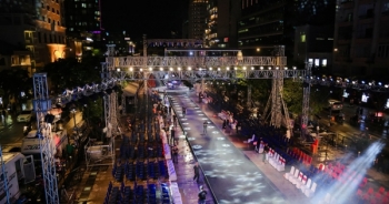 Khán giả đội mưa xem trình diễn thời trang ở phố đi bộ Nguyễn Huệ