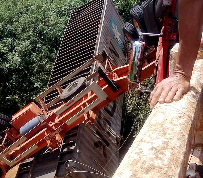 Hiện trường vụ tai nạn giao th&ocirc;ng nghi&ecirc;m trọng xe đầu k&eacute;o lật tr&ecirc;n cầu.