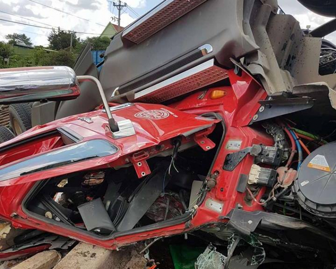 Đầu xe biến dạng, t&agrave;i xế chết trong ca bin.