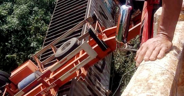 Gia Lai: Xe đầu kéo lật nghiêng trên cầu, tài xế tử nạn trong cabin