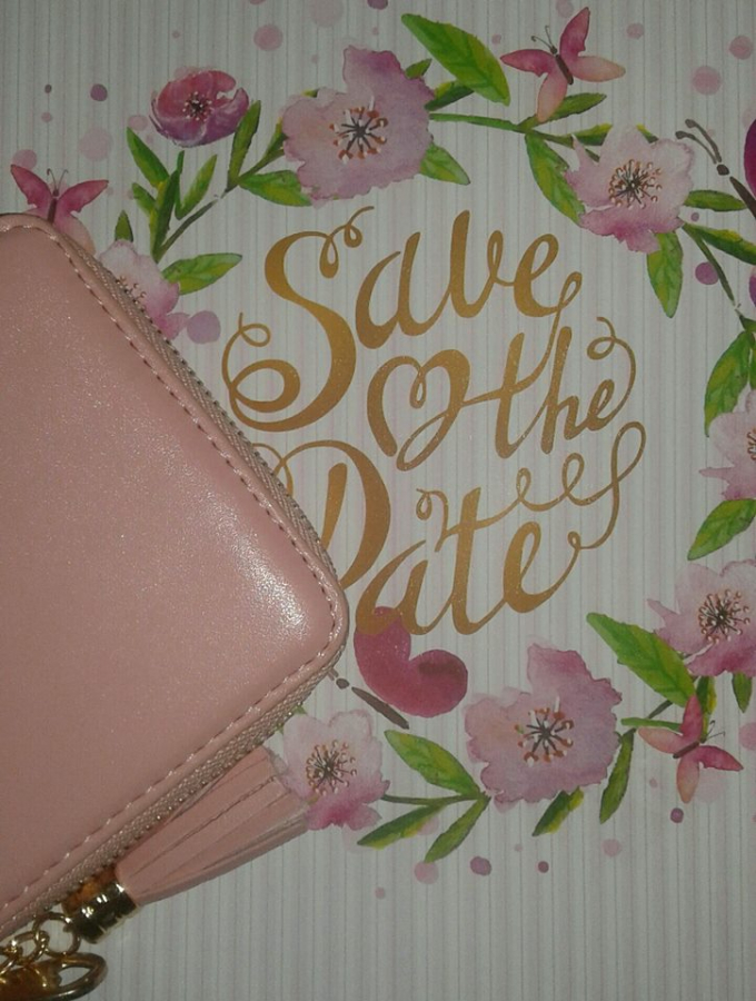 Một thiếu nữ khoe ảnh qu&agrave; của bạn c&ugrave;ng lớp, kh&ocirc;ng hiểu l&agrave; tặng c&aacute;i v&iacute; hay c&aacute;i khăn trải b&agrave;n hay c&aacute;i g&igrave;.