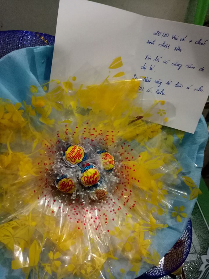 M&oacute;n qu&agrave; đặc biệt của đứa em bướng bỉnh d&agrave;nh cho chị g&aacute;i, chỉ kh&ocirc;ng hiểu rồi c&ocirc; chị c&oacute; được ăn c&aacute;i kẹo n&agrave;o kh&ocirc;ng.