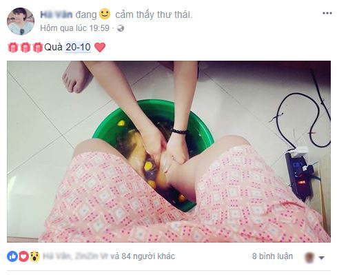 Anh chồng cẩn th&acirc;n rửa ch&acirc;n cho vợ sắp l&acirc;m bồn, t&igrave;nh cảm như thế n&agrave;y th&igrave; cần g&igrave; những m&oacute;n qu&agrave; kh&aacute;c nữa.