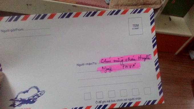 Ch&uacute; chả cầu kỳ, tặng ch&aacute;u c&aacute;i phong b&igrave; d&agrave;y vừa phải l&agrave; ch&aacute;u vui cả ng&agrave;y rồi.