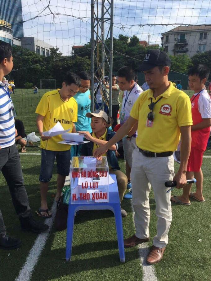 Ban tổ chức đang quy&ecirc;n g&oacute;p từ thiện.