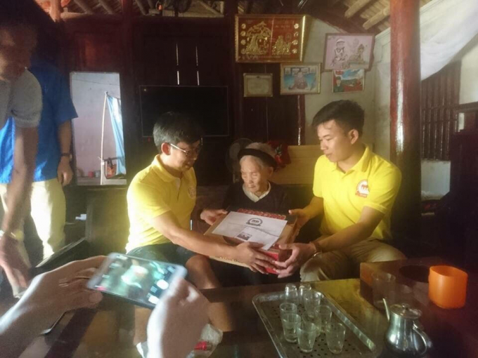 Những m&oacute;n qu&agrave; được trao tận tay đến người d&acirc;n v&ugrave;ng lũ.