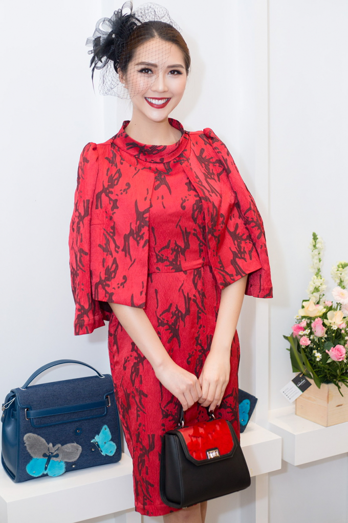 Tường Linh ấn tượng với lối trang điểm đậm sắc c&ugrave;ng với bộ v&aacute;y đỏ rực rỡ, gi&uacute;p c&ocirc; g&acirc;y được sự ch&uacute; &yacute; giữa đ&aacute;m đ&ocirc;ng. Ảnh: Nh&acirc;n Phan