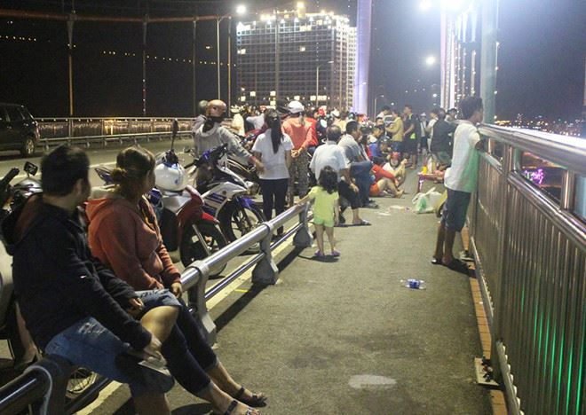 Người d&acirc;n ngỡ ng&agrave;ng khi thấy nạn nh&acirc;n từ xe &ocirc; t&ocirc; gieo m&igrave;nh xuống s&ocirc;ng tự vẫn.