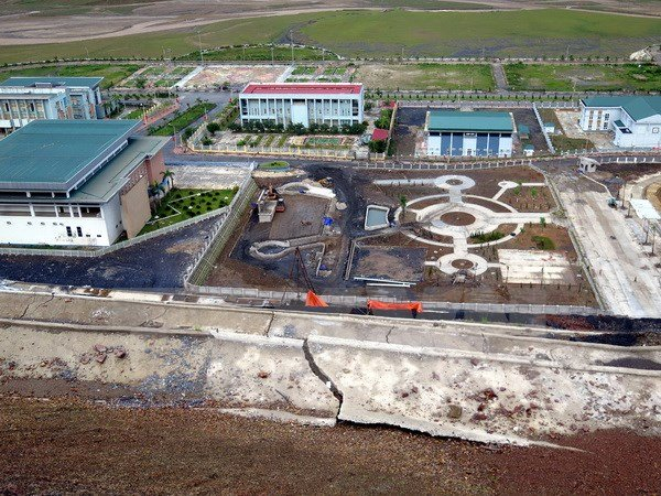 Nhiều c&ocirc;ng tr&igrave;nh ở Mường Lay bị đe dọa trước nguy cơ sạt lở. Ảnh: TTXVN