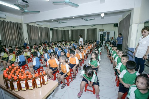 C&aacute;c em nhỏ trật tự lắng nghe c&aacute;ch chăm s&oacute;c răng miệng từ c&aacute;c c&ocirc; ch&uacute; dược sỹ