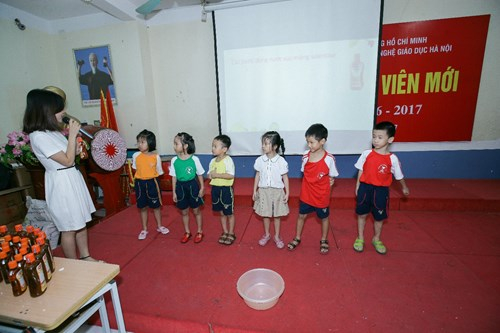 C&aacute;c em được hướng dẫn thực h&agrave;nh ngay tr&ecirc;n lớp với nước s&uacute;c miệng Valentine