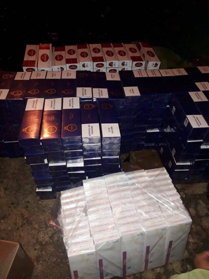 Số lượng thuốc l&aacute; lậu khủng được thu giữ tr&ecirc;n xe b&aacute;n tải đeo biển số giả
