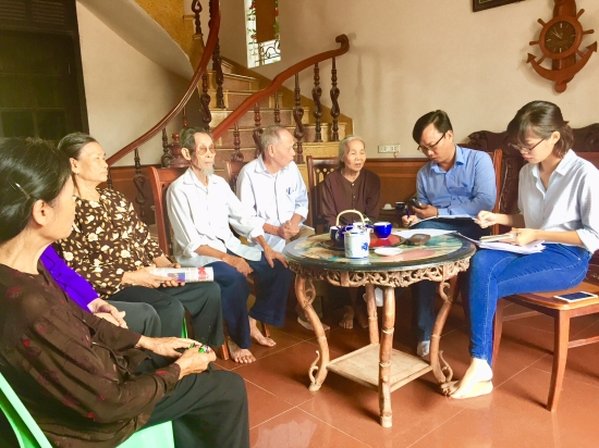 &nbsp;C&aacute;c cựu c&aacute;n bộ v&agrave; đảng vi&ecirc;n x&atilde; Ph&ugrave; Lưu Tế cung cấp th&ocirc;ng tin về b&agrave; Nguyễn Thị T&acirc;m cho ph&oacute;ng vi&ecirc;n.&nbsp;Ảnh: X.H