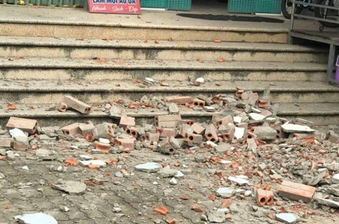 Mảng tưởng vỡ vụn khi rơi xuống đất.