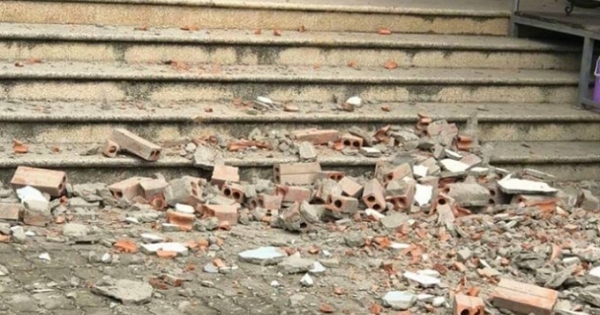 Bức tường lớn bất ngờ rơi từ tầng 7 xuống đất, nhiều người phát hoảng