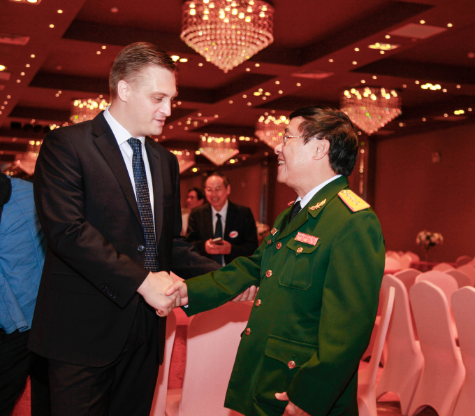 B&iacute; thư thứ nhất Đại sứ qu&aacute;n Nga&nbsp;Vladimir Shustov (b&ecirc;n tr&aacute;i) v&agrave; đại t&aacute; L&ecirc; Thế Mẫu.