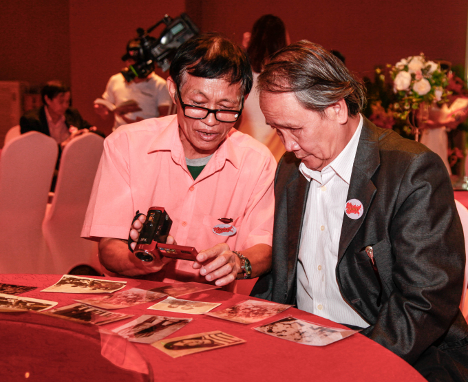 C&ugrave;ng &ocirc;n lại những kỷ niệm qua những tầm h&igrave;nh, đoạn video...