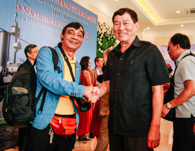 C&aacute;i bắt tay th&acirc;n mật giữa cựu sinh vi&ecirc;n VGIK ( NSƯT Phạm Thanh H&agrave; - b&ecirc;n tr&aacute;i) v&agrave; cựu sinh vi&ecirc;n Học viện Kh&ocirc;ng qu&acirc;n Gagarin&nbsp;(Anh h&ugrave;ng Phạm Tu&acirc;n).