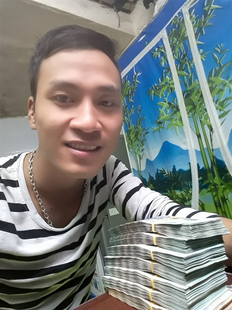 Ch&agrave;ng trai đ&atilde; mang ngay xấp tiền 500 ngh&igrave;n ra c&ocirc;ng an tr&igrave;nh b&aacute;o.