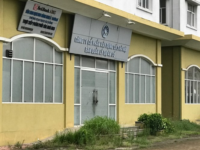 Cỏ mọc ngập ống ch&acirc;n quanh khu nh&agrave;, nhiều thiết bị vệ sinh, tủ điện đ&atilde; han gỉ rất nặng. Do l&acirc;u kh&ocirc;ng được vệ sinh n&ecirc;n r&aacute;c thải ngập quanh khu nh&agrave; khiến nơi đ&acirc;y c&agrave;ng th&ecirc;m hoang t&agrave;n, h&ocirc;i h&aacute;m. Trong ảnh: Cỏ hoang lấp cả đường v&agrave;o khu nh&agrave;