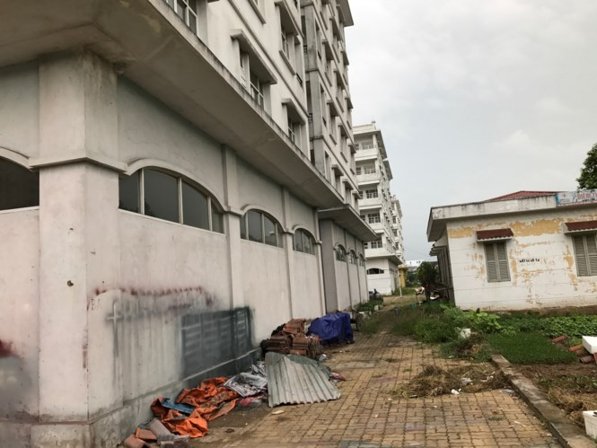 R&aacute;c thải tr&agrave;n ngập, h&ocirc;i h&aacute;m