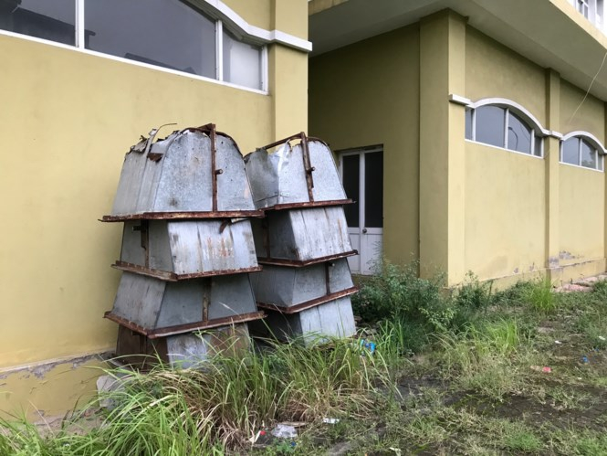 Th&ugrave;ng r&aacute;c hoen gỉ