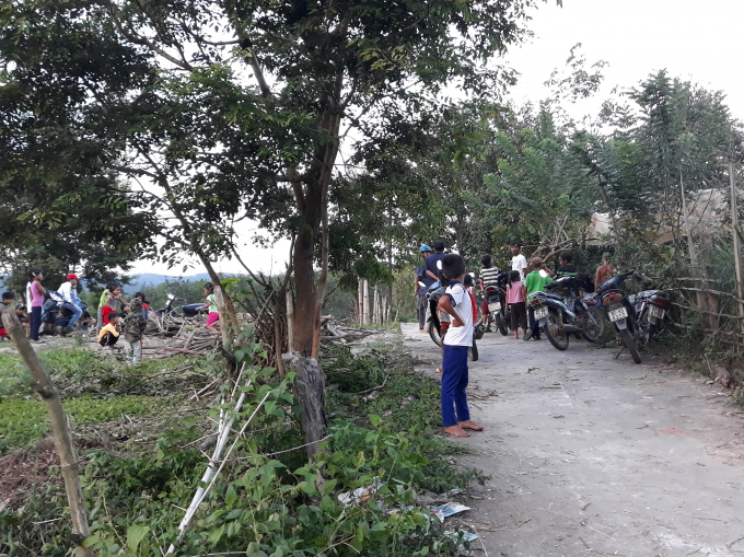 Rất đ&ocirc;ng người d&acirc;n đến để chia buồn v&agrave; phụ gi&uacute;p việc lo ma chay c&ugrave;ng gia đ&igrave;nh nạn nh&acirc;n