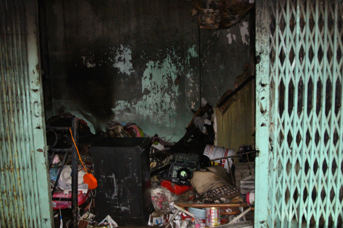 Đồ đạt trong nh&agrave; bị thi&ecirc;u rụi.