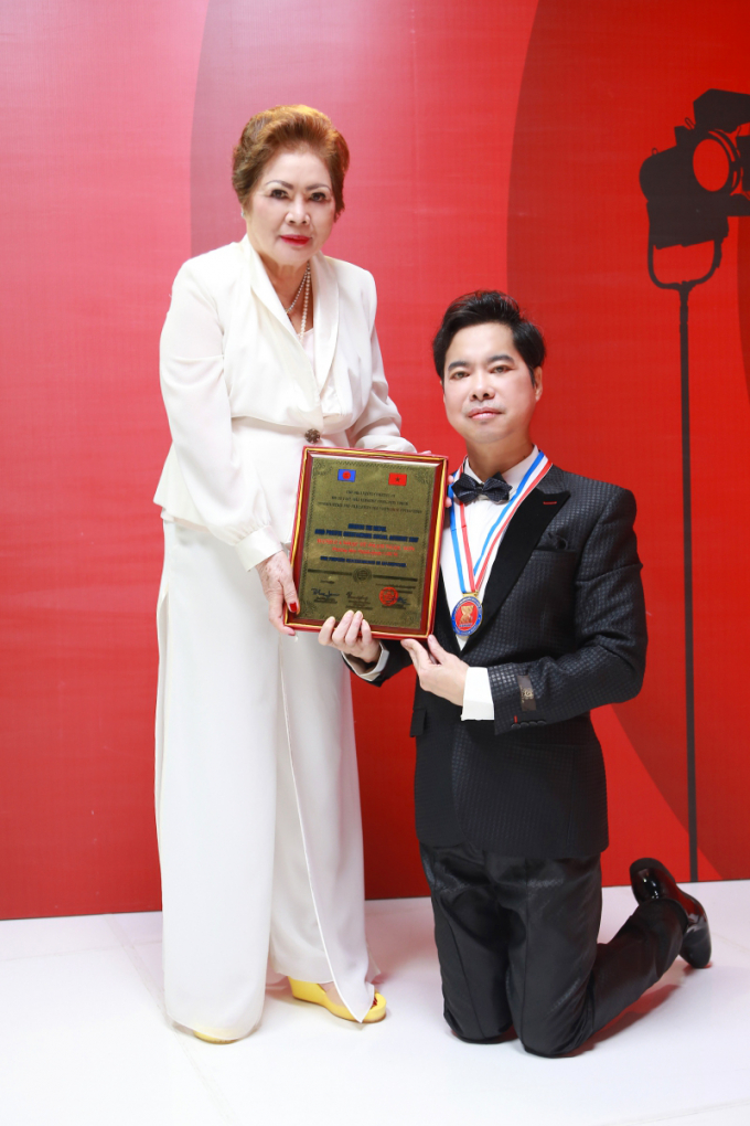 Danh ca Ngọc Sơn được vinh danh l&agrave; Nh&agrave; hoạt động x&atilde; hội ti&ecirc;u biểu Ch&acirc;u &Aacute; Th&aacute;i B&igrave;nh Dương