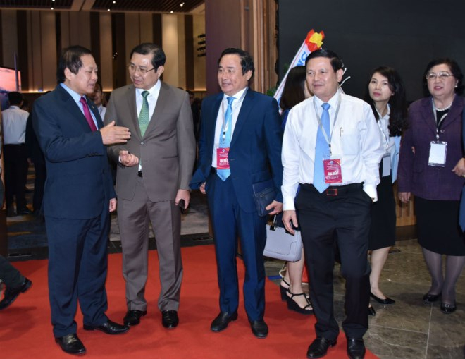 &Ocirc;ng Huỳnh Đức Thơ (thứ 2 từ tr&aacute;i qua) trao đổi với Bộ trưởng Bộ Th&ocirc;ng tin v&agrave; Truyền th&ocirc;ng Trương Minh Tuấn tại sự kiện Diễn đ&agrave;n đầu tư Đ&agrave; Nẵng.