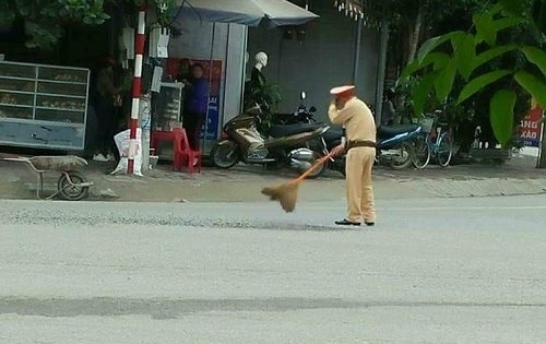 Nghệ An: Xúc động hình ảnh CSGT quét dọn đá đảm bảo an toàn giao thông