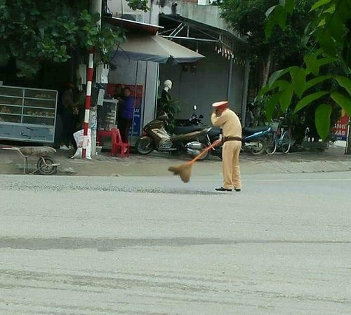 H&igrave;nh ảnh c&aacute;c c&aacute;n bộ chiến sĩ CSGT C&ocirc;ng an thị x&atilde; Ho&agrave;ng Mai qu&eacute;t dọn đất, đ&aacute; rơi v&atilde;i tr&ecirc;n đường nhận được sự khen ngợi của nhiều người.