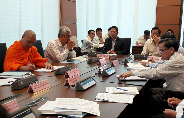 B&iacute; thư S&oacute;c Trăng Nguyễn Văn Thể (&aacute;o vest đen) ph&aacute;t biểu tại phi&ecirc;n thảo luận tổ.