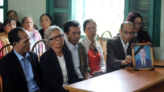 Cảnh gia đ&igrave;nh trong buổi lễ xin lỗi.