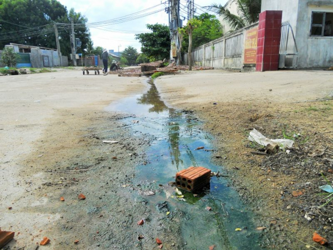Một số cơ sở để nước thải chảy tr&agrave;n ra ngo&agrave;i, t&ugrave; đọng ven đường, g&acirc;y ảnh hưởng m&ocirc;i trường.