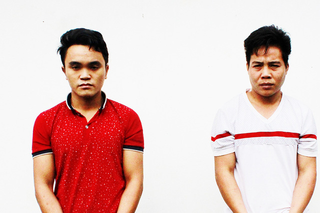 Hai đối tượng Xanh v&agrave; Nghệ tham gia chặt ph&aacute; hơn 1.200 c&acirc;y chanh leo. (Ảnh: b&aacute;o D&acirc;n tr&iacute;)