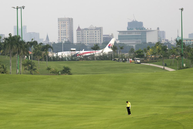 Nhiều &yacute; kiến cho rằng thu hồi s&acirc;n golf l&agrave; c&oacute; đủ đất l&agrave;m th&ecirc;m một đường cất hạ c&aacute;nh tại s&acirc;n bay T&acirc;n Sơn Nhất, Thủ tướng y&ecirc;u cầu nghi&ecirc;n cứu phương &aacute;n n&agrave;y.