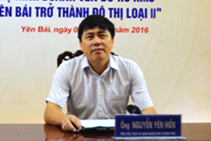 &Ocirc;ng Nguyễn Y&ecirc;n Hiền, Ph&oacute; chủ tịch UBND TP Y&ecirc;n B&aacute;i, người trực tiếp k&yacute; 6 quyết định chuyển đổi mục đ&iacute;ch sử dụng đất trong một ng&agrave;y cho b&agrave; Ho&agrave;ng Thị Hu&ecirc; vợ &ocirc;ng Phạm Sỹ Q&uacute;y. (Ảnh:&nbsp;yenbai.gov.vn).