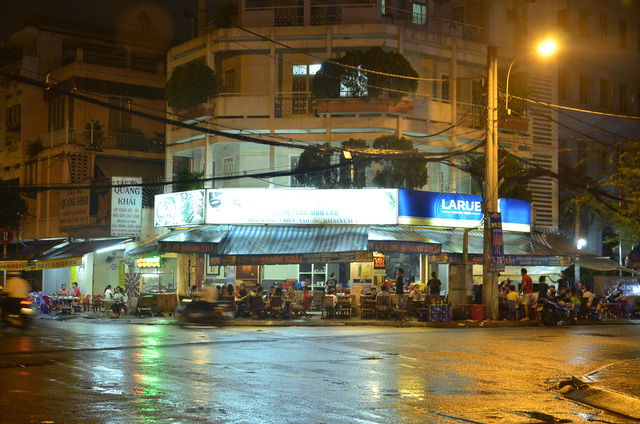 Qu&aacute;n nhậu thi nhau lấn chiếm vỉa h&egrave; sau khi &ocirc;ng Đo&agrave;n Ngọc Hải ngưng ra qu&acirc;n.