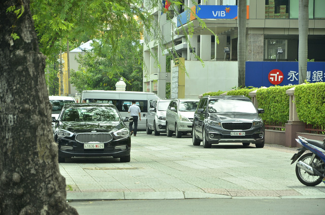 Xe ngoại giao, xe biển xanh thi nhau đậu tr&agrave;n vỉa h&egrave;.