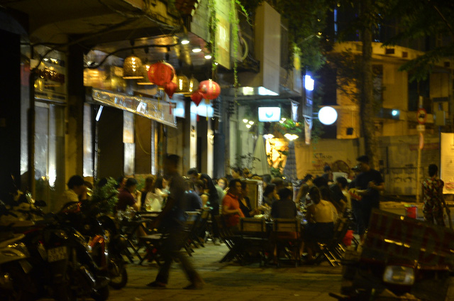 Một qu&aacute;n ăn tr&ecirc;n đường V&otilde; Văn Kiệt phường Nguyễn Th&aacute;i B&igrave;nh chiếm hết vỉa h&egrave; để bu&ocirc;n b&aacute;n.