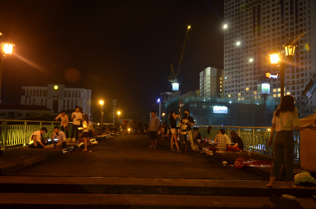 &Ocirc;ng Hải cũng từng xử l&yacute; h&agrave;nh vi bu&ocirc;n b&aacute;n h&agrave;ng rong tr&ecirc;n cầu Mống nhưng nay lại t&aacute;i diễn.