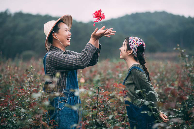 Quốc Phong chia sẻ: &ldquo;Khi bạn đồng nghiệp giới thiệu em với m&igrave;nh, rồi hai đứa c&oacute; n&oacute;i chuyện, nhưng cũng chỉ l&agrave; những chia sẻ đời thường vụn vặt th&ocirc;i. Rồi đột nhi&ecirc;n đồng nghiệp bảo rằng em kh&ocirc;ng th&iacute;ch m&igrave;nh, thế l&agrave; m&igrave;nh quyết t&acirc;m chứng minh để em nhận ra tấm ch&acirc;n t&igrave;nh của m&igrave;nh&rdquo;.