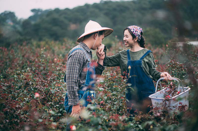 &ldquo;Nhớ lần đầu ti&ecirc;n m&igrave;nh h&ocirc;n em, c&ograve;n sợ bị ăn mắng n&ecirc;n len l&eacute;n l&uacute;c em kh&ocirc;ng để &yacute; mới d&aacute;m h&ocirc;n. Mỗi lần nhắc lại em vẫn c&ograve;n tr&ecirc;u m&igrave;nh ngố t&agrave;u&rdquo;.