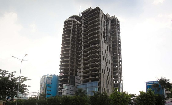 Ng&acirc;n h&agrave;ng Agribank nhiều lần rao b&aacute;n cao ốc văn ph&ograve;ng V-Ikon tại số 129 A - 131 - 131 A - 133 - 135 A - 153/33 đường Điện Bi&ecirc;n Phủ, phường 15, quận B&igrave;nh Thạnh do C&ocirc;ng ty TNHH Việt Thuận Th&agrave;nh l&agrave;m chủ đầu tư nhưng đến thời điểm hiện tại vẫn chưa c&oacute; người mua