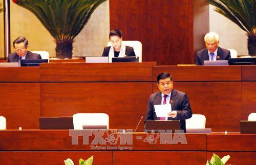 Bộ trưởng Bộ Kế hoạch v&agrave; Đầu tư Nguyễn Ch&iacute; Dũng ph&aacute;t biểu, giải tr&igrave;nh, l&agrave;m r&otilde; c&aacute;c &yacute; kiến của c&aacute;c đại biểu Quốc hội. Ảnh: Nguyễn D&acirc;n - TTXVN
