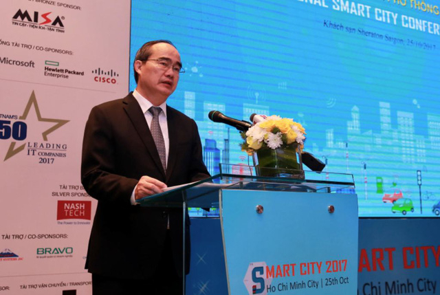 B&iacute; thư Th&agrave;nh ủy TPHCM Nguyễn Thiện Nh&acirc;n cho rằng muốn x&acirc;y dựng th&agrave;nh phố th&ocirc;ng minh phải ứng dụng c&ocirc;ng nghệ th&ocirc;ng tin.