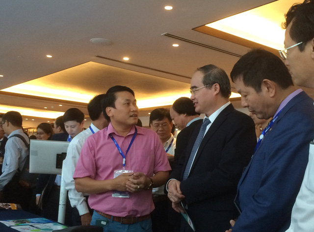 B&iacute; thư Nguyễn Thiện Nh&acirc;n tham quan c&aacute;c gian trưng b&agrave;y sản phẩm c&ocirc;ng nghệ.