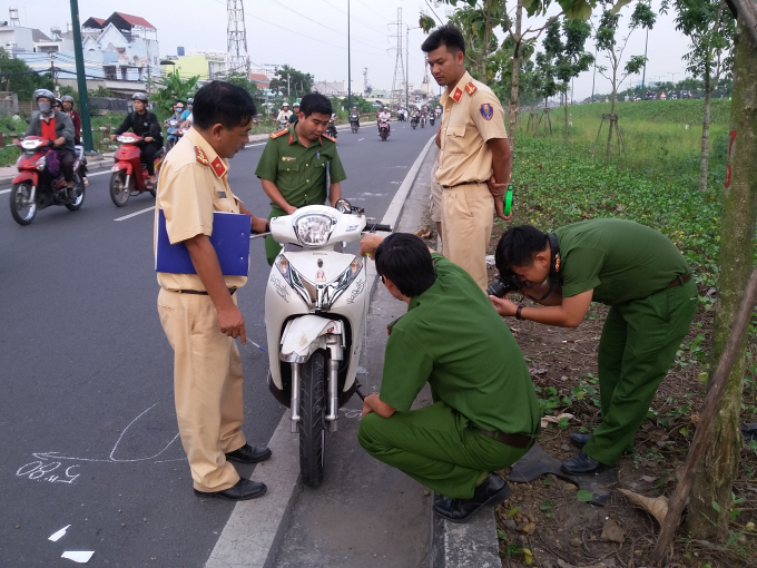 C&ocirc;ng an quận Thủ Đức kh&aacute;m nghiệm chiếc xe m&aacute;y.